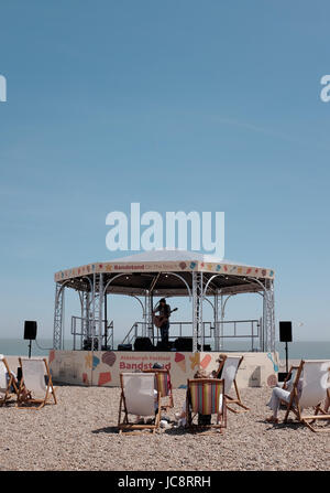 Aldeburgh Suffolk, UK. 14. Juni 2017. Besucher genießen die heißen, sonnigen Wetter und ein Konzert im Musikpavillon am Strand entlang Aldeburgh Strandpromenade, die ihre jährliche Musik- und Kunstfestival gehört. Heißes, sonniges Wetter wird voraussichtlich um in ganz Großbritannien wieder in den nächsten Tagen mit Temperaturen bis zu 28 Grad in einigen Teilen Kredit zu verbreiten: Simon Dack/Alamy Live News Stockfoto