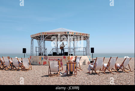 Aldeburgh Suffolk, UK. 14. Juni 2017. Besucher genießen die heißen, sonnigen Wetter und ein Konzert im Musikpavillon am Strand entlang Aldeburgh Strandpromenade, die ihre jährliche Musik- und Kunstfestival gehört. Heißes, sonniges Wetter wird voraussichtlich um in ganz Großbritannien wieder in den nächsten Tagen mit Temperaturen bis zu 28 Grad in einigen Teilen Kredit zu verbreiten: Simon Dack/Alamy Live News Stockfoto