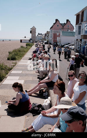 Aldeburgh Suffolk, UK. 14. Juni 2017. Besucher genießen die heißen, sonnigen Wetter und ein Konzert im Musikpavillon am Strand entlang Aldeburgh Strandpromenade, die ihre jährliche Musik- und Kunstfestival gehört. Heißes, sonniges Wetter wird voraussichtlich um in ganz Großbritannien wieder in den nächsten Tagen mit Temperaturen bis zu 28 Grad in einigen Teilen Kredit zu verbreiten: Simon Dack/Alamy Live News Stockfoto