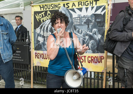 London, UK. 14. Juni 2017. Aktivisten, darunter Mitglieder des Klassenkampfes und der revolutionären kommunistischen Gruppe besorgt über Londons Gehäuse Probleme Protest lautstark in Mayfair außerhalb der London Real Estate Forum. Sie beschwerten sich an den Skandal der London Räte, vor allem Arbeit kontrolliert, anlässlich der Veranstaltung und zunehmend Verschwörung mit Immobilienmakler und Bauträger zu verkaufen öffentlichen Flächen und Stände, die jetzt solche mit niedrigem Einkommen in die Häuser der wohlhabenden Haus zu verwandeln und Investitionen oft leer gehalten für ausländische Investoren. Bildnachweis: Peter Marshall/Alamy Live-Nachrichten Stockfoto