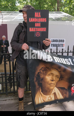 London, UK. 14. Juni 2017. Aktivisten, darunter Mitglieder des Klassenkampfes und der revolutionären kommunistischen Gruppe besorgt über Londons Gehäuse Probleme Protest lautstark in Mayfair außerhalb der London Real Estate Forum. Sie beschwerten sich an den Skandal der London Räte, vor allem Arbeit kontrolliert, anlässlich der Veranstaltung und zunehmend Verschwörung mit Immobilienmakler und Bauträger zu verkaufen öffentlichen Flächen und Stände, die jetzt solche mit niedrigem Einkommen in die Häuser der wohlhabenden Haus zu verwandeln und Investitionen oft leer gehalten für ausländische Investoren. Bildnachweis: Peter Marshall/Alamy Live-Nachrichten Stockfoto