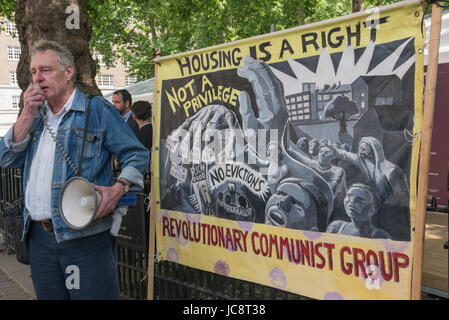 London, UK. 14. Juni 2017. Aktivisten, darunter Mitglieder des Klassenkampfes und der revolutionären kommunistischen Gruppe besorgt über Londons Gehäuse Probleme Protest lautstark in Mayfair außerhalb der London Real Estate Forum. Sie beschwerten sich an den Skandal der London Räte, vor allem Arbeit kontrolliert, anlässlich der Veranstaltung und zunehmend Verschwörung mit Immobilienmakler und Bauträger zu verkaufen öffentlichen Flächen und Stände, die jetzt solche mit niedrigem Einkommen in die Häuser der wohlhabenden Haus zu verwandeln und Investitionen oft leer gehalten für ausländische Investoren. Bildnachweis: Peter Marshall/Alamy Live-Nachrichten Stockfoto