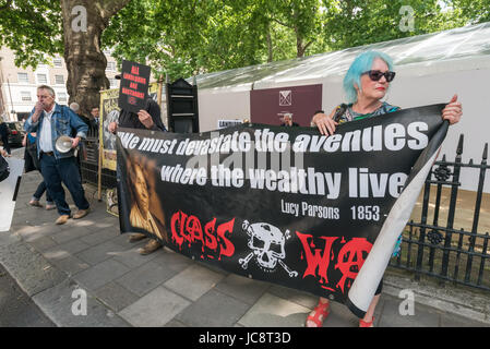 London, UK. 14. Juni 2017. Aktivisten, darunter Mitglieder des Klassenkampfes und der revolutionären kommunistischen Gruppe besorgt über Londons Gehäuse Probleme Protest lautstark in Mayfair außerhalb der London Real Estate Forum. Sie beschwerten sich an den Skandal der London Räte, vor allem Arbeit kontrolliert, anlässlich der Veranstaltung und zunehmend Verschwörung mit Immobilienmakler und Bauträger zu verkaufen öffentlichen Flächen und Stände, die jetzt solche mit niedrigem Einkommen in die Häuser der wohlhabenden Haus zu verwandeln und Investitionen oft leer gehalten für ausländische Investoren. Bildnachweis: Peter Marshall/Alamy Live-Nachrichten Stockfoto