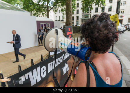 London, UK. 14. Juni 2017. Aktivisten, darunter Mitglieder des Klassenkampfes und der revolutionären kommunistischen Gruppe besorgt über Londons Gehäuse Probleme Protest lautstark in Mayfair außerhalb der London Real Estate Forum. Sie beschwerten sich an den Skandal der London Räte, vor allem Arbeit kontrolliert, anlässlich der Veranstaltung und zunehmend Verschwörung mit Immobilienmakler und Bauträger zu verkaufen öffentlichen Flächen und Stände, die jetzt solche mit niedrigem Einkommen in die Häuser der wohlhabenden Haus zu verwandeln und Investitionen oft leer gehalten für ausländische Investoren. Bildnachweis: Peter Marshall/Alamy Live-Nachrichten Stockfoto