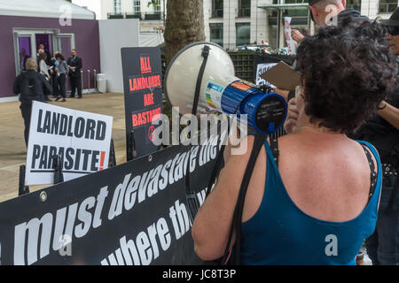 London, UK. 14. Juni 2017. Aktivisten, darunter Mitglieder des Klassenkampfes und der revolutionären kommunistischen Gruppe besorgt über Londons Gehäuse Probleme Protest lautstark in Mayfair außerhalb der London Real Estate Forum. Sie beschwerten sich an den Skandal der London Räte, vor allem Arbeit kontrolliert, anlässlich der Veranstaltung und zunehmend Verschwörung mit Immobilienmakler und Bauträger zu verkaufen öffentlichen Flächen und Stände, die jetzt solche mit niedrigem Einkommen in die Häuser der wohlhabenden Haus zu verwandeln und Investitionen oft leer gehalten für ausländische Investoren. Bildnachweis: Peter Marshall/Alamy Live-Nachrichten Stockfoto