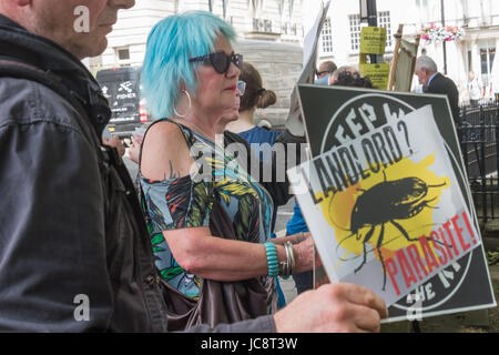 London, UK 14. Juni 2017. Aktivisten, darunter Mitglieder des Klassenkampfes und der revolutionären kommunistischen Gruppe besorgt über Londons Gehäuse Probleme Protest lautstark und halten Plakate in Mayfair außerhalb der London Real Estate Forum. Sie beschwerten sich an den Skandal der London Räte, vor allem Arbeit kontrolliert, anlässlich der Veranstaltung und zunehmend Verschwörung mit Immobilienmakler und Bauträger zu verkaufen öffentlichen Flächen und Stände, die jetzt solche mit niedrigem Einkommen in die Häuser der wohlhabenden Haus zu verwandeln und Investitionen oft leer gehalten für ausländische Investoren. Stockfoto