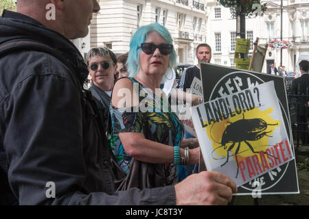 London, UK 14. Juni 2017. Aktivisten, darunter Mitglieder des Klassenkampfes und der revolutionären kommunistischen Gruppe besorgt über Londons Gehäuse Probleme Protest lautstark und halten Plakate in Mayfair außerhalb der London Real Estate Forum. Sie beschwerten sich an den Skandal der London Räte, vor allem Arbeit kontrolliert, anlässlich der Veranstaltung und zunehmend Verschwörung mit Immobilienmakler und Bauträger zu verkaufen öffentlichen Flächen und Stände, die jetzt solche mit niedrigem Einkommen in die Häuser der wohlhabenden Haus zu verwandeln und Investitionen oft leer gehalten für ausländische Investoren. Stockfoto