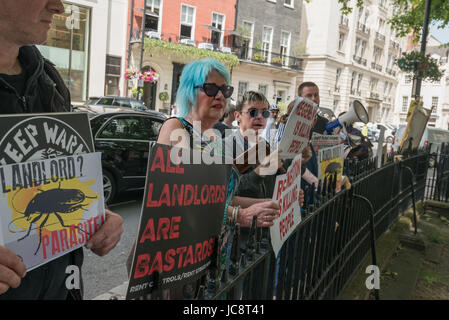 London, UK 14. Juni 2017. Aktivisten, darunter Mitglieder des Klassenkampfes und der revolutionären kommunistischen Gruppe besorgt über Londons Gehäuse Probleme Protest lautstark und halten Plakate in Mayfair außerhalb der London Real Estate Forum. Sie beschwerten sich an den Skandal der London Räte, vor allem Arbeit kontrolliert, anlässlich der Veranstaltung und zunehmend Verschwörung mit Immobilienmakler und Bauträger zu verkaufen öffentlichen Flächen und Stände, die jetzt solche mit niedrigem Einkommen in die Häuser der wohlhabenden Haus zu verwandeln und Investitionen oft leer gehalten für ausländische Investoren. Stockfoto