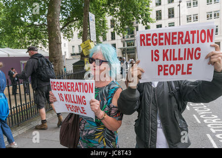 London, UK. 14. Juni 2017. Aktivisten, darunter Mitglieder des Klassenkampfes und der revolutionären kommunistischen Gruppe besorgt über Londons Gehäuse Probleme Protest lautstark in Mayfair außerhalb der London Real Estate Forum. Sie beschwerten sich an den Skandal der London Räte, vor allem Arbeit kontrolliert, anlässlich der Veranstaltung und zunehmend Verschwörung mit Immobilienmakler und Bauträger zu verkaufen öffentlichen Flächen und Stände, die jetzt solche mit niedrigem Einkommen in die Häuser der wohlhabenden Haus zu verwandeln und Investitionen oft leer gehalten für ausländische Investoren. Bildnachweis: Peter Marshall/Alamy Live-Nachrichten Stockfoto