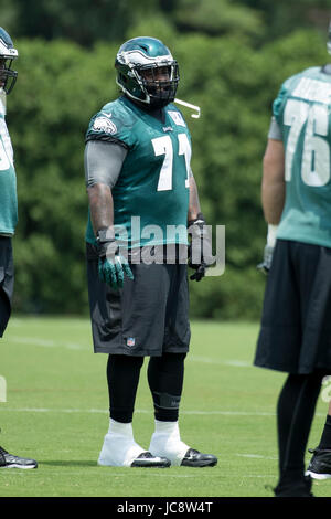 Philadelphia, Pennsylvania, USA. 14. Juni 2017. Philadelphia Eagles gegen Jason Peters (71) blickt auf in OTA am NovaCare Komplex in Philadelphia, Pennsylvania. Christopher Szagola/CSM/Alamy Live-Nachrichten Stockfoto