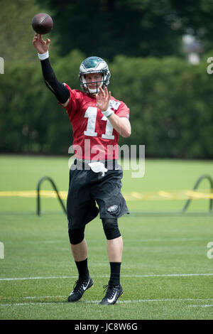 Philadelphia, Pennsylvania, USA. 14. Juni 2017. Philadelphia Eagles-quarterback Carson Wentz (11) in Aktion während OTA am NovaCare Komplex in Philadelphia, Pennsylvania. Christopher Szagola/CSM/Alamy Live-Nachrichten Stockfoto