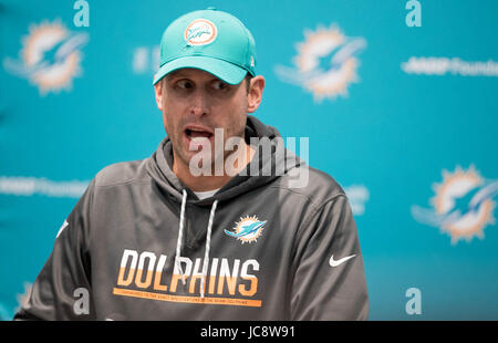 Davie, Florida, USA. 14. Juni 2017. Miami Dolphins Kopf Trainer Adam Gase während der Miami Dolphins Minicamp am Baptist Gesundheitseinrichtung Ausbildung an der Nova Southeastern University in Davie, Florida am 14. Juni 2017. Bildnachweis: Allen Eyestone/The Palm Beach Post/ZUMA Draht/Alamy Live-Nachrichten Stockfoto