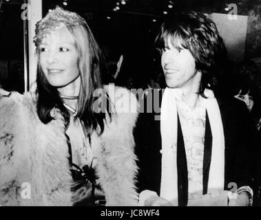 13. Juni 2017 - Datei Foto - Italienisch-deutsche Schauspielerin und Model ANITA PALLENBERG (geb. 25. Januar 1944 starb 13. Juni 2017) hat 73 verstarb. Eine Stil-Ikone und "It Girl" der 1960er und 70er Jahren, Pallenberg gutgeschrieben wurde, als die Muse der Rolling Stones; Sie war die Lebensgefährten von Multi-Instrumentalist und Gitarrist B. Jones, und später, von 1967 bis 1980, der Partner der Stones-Gitarrist K. Richards, mit dem sie drei Kinder hatte. Im Bild: 6. Dezember 1972 - London, England, U.K - KEITH RICHARDS, dem Gitarristen von der berühmten britischen Rockgruppe The Rolling Stones, die am längsten Überlebenden Gruppe in der Stockfoto