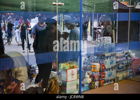 London, UK. 14. Juni 2017. Das Grenfell Turm Feuer Credit: Matthew Chattle/Alamy Live News Stockfoto