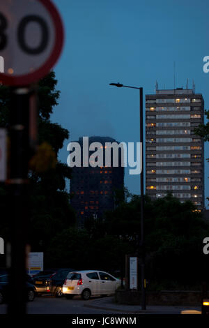 Grenfell Tower, London, UK. 14. Juni 2017. 20:42 noch in Brand Credit: Ibeep Bilder/Alamy Live News Stockfoto