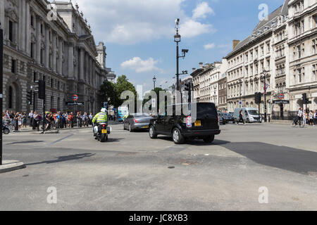 London, UK. 14. Juni 2017. Premierminister Theresa May zurück zur Downing Street in London begleitet. Andy Morton/Alamy Live-Nachrichten Stockfoto
