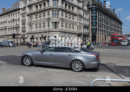 London, UK. 14. Juni 2017. Premierminister Theresa May zurück zur Downing Street in London begleitet. Andy Morton/Alamy Live-Nachrichten Stockfoto