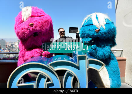 Las Vegas, Nevada, USA. 14. Juni 2017.  Clark County Nevada präsentiert EDC & Insomniac CEO und Gründer, Pasquale Rotella, mit der "Schlüssel zum Strip" und benennt den Las Vegas Boulevard, "Electric Daisy LN" vom 14. bis 19. Juni. Clark County installiert eine temporäre Straßenschild an der Kreuzung von Las Vegas Blvd und Mandalay Bay Road (Hacienda) für die Feier. Credit: Ken Howard/Alamy Live-Nachrichten Stockfoto