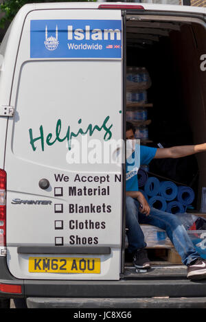 London, UK. 14. Juni 2017. Islamische Entlastung Unterstützung van außerhalb des Turms Grenfell, London, UK. Bildnachweis: Julio Etchart/Alamy Live-Nachrichten Stockfoto