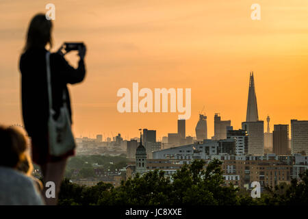 London, UK. 14. Juni 2017. UK Wetter: Einheimische und Touristen genießen Sie den Sonnenuntergang über der Stadt von Greenwich Park gesehen. © Guy Corbishley/Alamy Live-Nachrichten Stockfoto