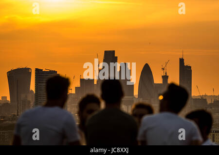 London, UK. 14. Juni 2017. UK Wetter: Einheimische und Touristen genießen Sie den Sonnenuntergang über der Stadt von Greenwich Park gesehen. © Guy Corbishley/Alamy Live-Nachrichten Stockfoto