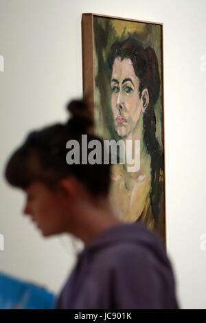 Frankfurt am Main, Deutschland. 14. Juni 2017. Eine Frau besucht die Ausstellung "Carolee Schneemann. Kinetische Malerei "im Museum für moderne Kunst in Frankfurt am Main, Deutschland, am 14. Juni 2017. Die Ausstellung wurde am 31. Mai eröffnet und wird zuletzt bis September 24. Bildnachweis: Luo Huanhuan/Xinhua/Alamy Live-Nachrichten Stockfoto