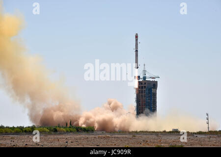 Jiuquan, Jiuquan Satellite Launch Center im Nordwesten Chinas Wüste Gobi. 15. Juni 2017. Eine lange März-4 b-Rakete mit Röntgen-Weltraumteleskop um schwarze Löcher, Pulsare und Gamma-Ray Bursts Blasten aus vom Jiuquan Satellite Launch Center im Nordwesten Chinas Wüste Gobi, 15. Juni 2017 zu beobachten. Bildnachweis: Zhen Zhe/Xinhua/Alamy Live-Nachrichten Stockfoto