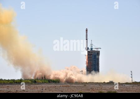 Jiuquan, Jiuquan Satellite Launch Center im Nordwesten Chinas Wüste Gobi. 15. Juni 2017. Eine lange März-4 b-Rakete mit Röntgen-Weltraumteleskop um schwarze Löcher, Pulsare und Gamma-Ray Bursts Blasten aus vom Jiuquan Satellite Launch Center im Nordwesten Chinas Wüste Gobi, 15. Juni 2017 zu beobachten. Bildnachweis: Zhen Zhe/Xinhua/Alamy Live-Nachrichten Stockfoto