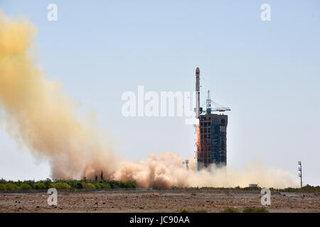 Jiuquan, Jiuquan Satellite Launch Center im Nordwesten Chinas Wüste Gobi. 15. Juni 2017. Eine lange März-4 b-Rakete mit Röntgen-Weltraumteleskop um schwarze Löcher, Pulsare und Gamma-Ray Bursts Blasten aus vom Jiuquan Satellite Launch Center im Nordwesten Chinas Wüste Gobi, 15. Juni 2017 zu beobachten. Bildnachweis: Zhen Zhe/Xinhua/Alamy Live-Nachrichten Stockfoto