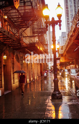 Chicago, Vereinigte Staaten von Amerika. 14. Juni 2017. Jemand hält ihren Regenschirm schließen, wie "sie" sagen, raus aus dem Chicago-Sturm unversehrt, Credit: Almos Lataan/Alamy Live News Stockfoto