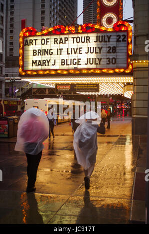 Chicago, Vereinigte Staaten von Amerika. 14. Juni 2017. Einige machen Ponchos sind getragen worden, um die Auswirkungen des Sturms neben dem Chicago Theater, Kredit zu negieren: Almos Lataan/Alamy Live News Stockfoto