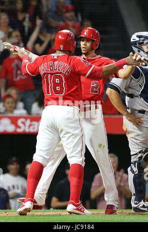 Anaheim, Kalifornien, USA. 14. Jun, 2017.Los Angeles Angels Shortstop Andrelton Simmons #2 und Los Angeles Angels erster Basisspieler Luis Valbuena #18 tauschen hohe Fives nach Simmons zwei laufen Homer im 7. Inning im Spiel zwischen den New York Yankees und den Los Angeles Angels of Anaheim, Angel Stadium in Anaheim, CA, Fotograf: Peter Joneleit Credit: Cal Sport Media/Alamy Live News Stockfoto