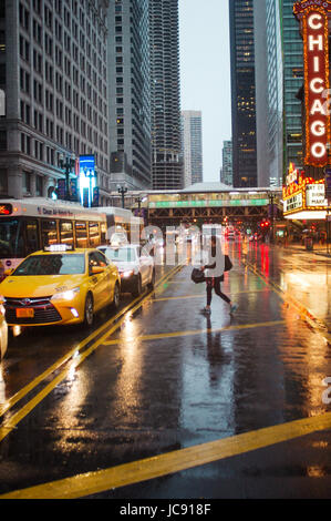 Chicago, Vereinigte Staaten von Amerika. 14. Juni 2017. Eine Frau kommt ein Taxi mitten auf der Straße, als sie versucht, um aus dem Sturm, Credit: Almos Lataan/Alamy Live News Stockfoto