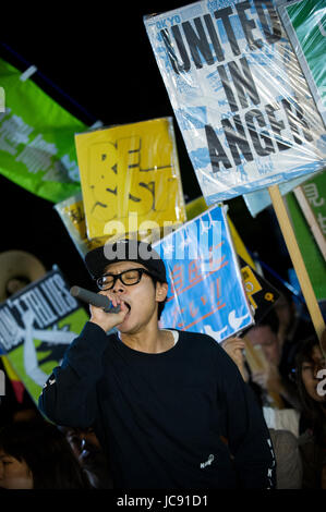 Tokio, Japan. 15. Juni 2017. Ein Demonstrant Gesänge bei einer Demonstration gegen Premierminister Shinzo Abe Verschwörung Bill vor dem Parlamentsgebäude in Tokio am 14. Juni 2017. Wie Japans regierende Koalition Gespräche mit der Opposition brach und beschlossen, die Abstimmung über eine Gesetzesvorlage zu hetzen, die das Anliegen des UN-Sonderberichterstatters für das Recht auf Privatsphäre gefangen, hieß es ein Notfall-Protest, die rund 5000 Menschen angezogen. Bildnachweis: Aflo Co. Ltd./Alamy Live-Nachrichten Stockfoto