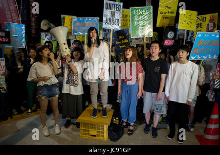 Tokio, Japan. 15. Juni 2017. Demonstranten skandieren bei einer Demonstration gegen Premierminister Shinzo Abe Verschwörung Bill vor dem Parlamentsgebäude in Tokio am 14. Juni 2017. Wie Japans regierende Koalition Gespräche mit der Opposition brach und beschlossen, die Abstimmung über eine Gesetzesvorlage zu hetzen, die das Anliegen des UN-Sonderberichterstatters für das Recht auf Privatsphäre gefangen, hieß es ein Notfall-Protest, die rund 5000 Menschen angezogen. Bildnachweis: Aflo Co. Ltd./Alamy Live-Nachrichten Stockfoto