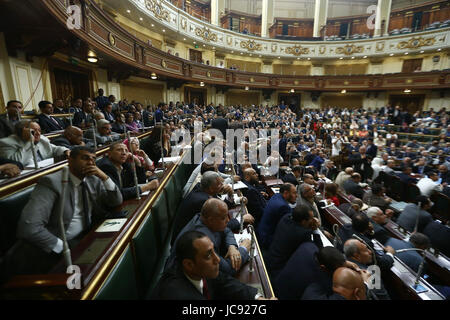 Kairo, Ägypten. 14. Juni 2017. Mitglieder des ägyptischen Parlaments besuchen Sie ein Voting in Kairo, Ägypten, am 14. Juni 2017. Das ägyptische Parlament genehmigt in eine endgültige Abstimmung am Mittwoch eine umstrittene Sache, unter denen Ägypten zwei rote Meer Inseln nach Saudi Arabien übertragen das ägyptische Staatsfernsehen berichtete. Die Genehmigung kam während einer allgemeinen Sitzung, die früher in den Tag nach der Annahme der Verteidigung und nationale Sicherheitsausschuß des Parlaments abgehalten wurde. Gesetzgebenden Ausschuss des Parlaments ging sie auf Kredit-Dienstag: Amr Sayed/APA Bilder/ZUMA Draht/Alamy Live News Stockfoto