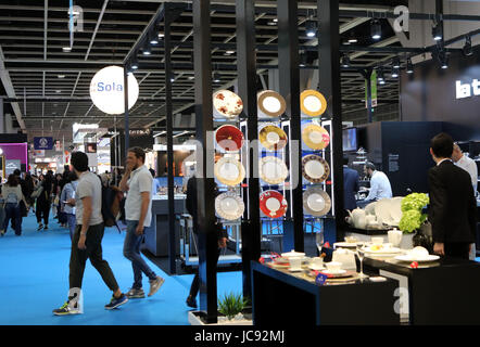 Hong Kong, China. 8. Mai 2017. Menschen besuchen eine Essen und catering Equipment-Ausstellung im das Hong Kong Convention and Exhibition Center in Hongkong, Südchina, 8. Mai 2017. Bildnachweis: Li Peng/Xinhua/Alamy Live-Nachrichten Stockfoto