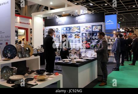 Hong Kong, China. 8. Mai 2017. Menschen besuchen eine Essen und catering Equipment-Ausstellung im das Hong Kong Convention and Exhibition Center in Hongkong, Südchina, 8. Mai 2017. Bildnachweis: Li Peng/Xinhua/Alamy Live-Nachrichten Stockfoto