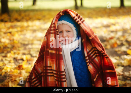 Junge mit Decke im Herbst park Stockfoto