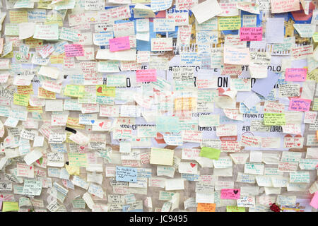 London Bridge Peace Wall,Hunderte von Friedensbotschaften wurden in den Tagen nach dem Angriff auf die London Bridge Terror am 03.06.17 auf die Post geschrieben. Stockfoto