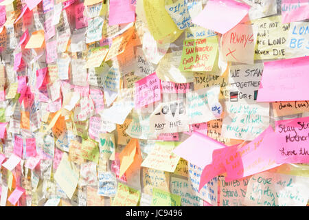 London Bridge Frieden Wand. Hunderte von Nachrichten des Friedens wurden auf Post-it in den Tagen nach der London Bridge Terroranschlag Notizen geschrieben am 03.06.17. Stockfoto