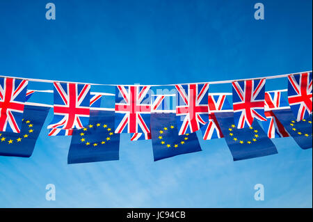 Europäischen Union und der britische Union Jack Flag Bunting fliegen im strahlend blauen Himmel in einer Erklärung der Brexit EU-Verhandlungen Stockfoto