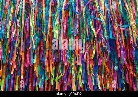 Wand der Fita Do Bonfim Brasilien wünschen Bänder aus der berühmten Igreja Nosso Senhor Do Bonfim da Bahia Kirche in Salvador, Bahia, Brasilien Stockfoto