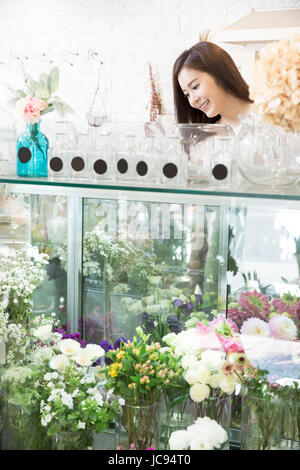 Junge lächelnde Florist Shop Stockfoto