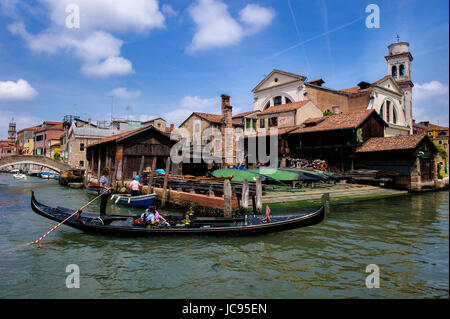 Romantische Gondelfahrt auf den Kanälen von Venedig, Italien. Bild von Paul Heyes, Mittwoch, 31. Mai 2017. Stockfoto