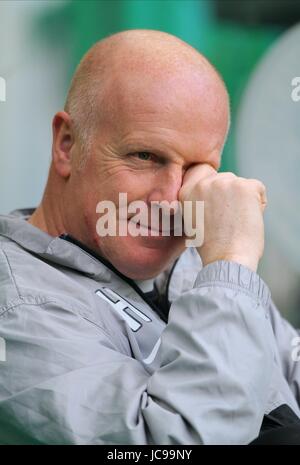 PETER HOUSTON DUNDEE UNITED FC MANAGER CELTIC PARK GLASGOW Schottland 20. Februar 2010 Stockfoto