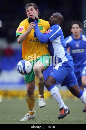 GRANT HOLT & RUSSELL MARTIN OLDHAM ATHLETIC V NORWICH CITY BOUNDARY PARK OLDHAM ENGLAND 27. Februar 2010 Stockfoto