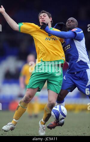 GRANT HOLT & RUSSELL MARTIN OLDHAM ATHLETIC V NORWICH CITY BOUNDARY PARK OLDHAM ENGLAND 27. Februar 2010 Stockfoto