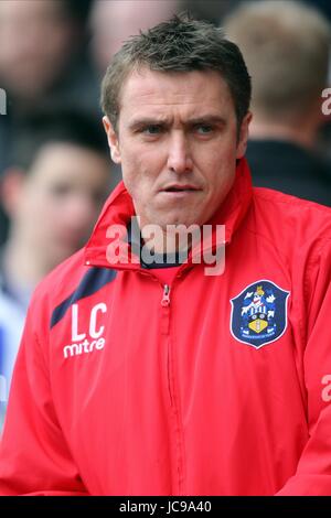 LEE CLARK HUDDERSFIELD TOWN MANAGER GALPHARM STADIUM HUDDERSFIELD ENGLAND 27. Februar 2010 Stockfoto