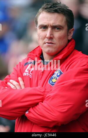 LEE CLARK HUDDERSFIELD TOWN MANAGER GALPHARM STADIUM HUDDERSFIELD ENGLAND 27. Februar 2010 Stockfoto